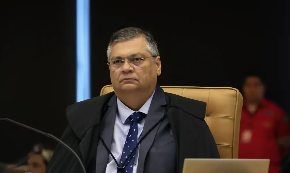Dino proíbe novas leis que garantam “penduricalhos” acima do teto