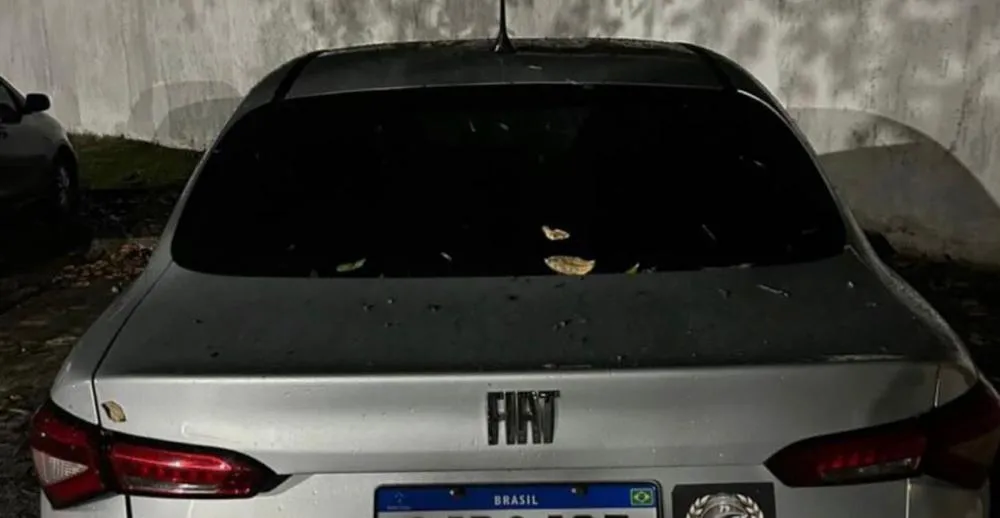 PM recupera carro roubado após troca de tiros em Dias d’Ávila