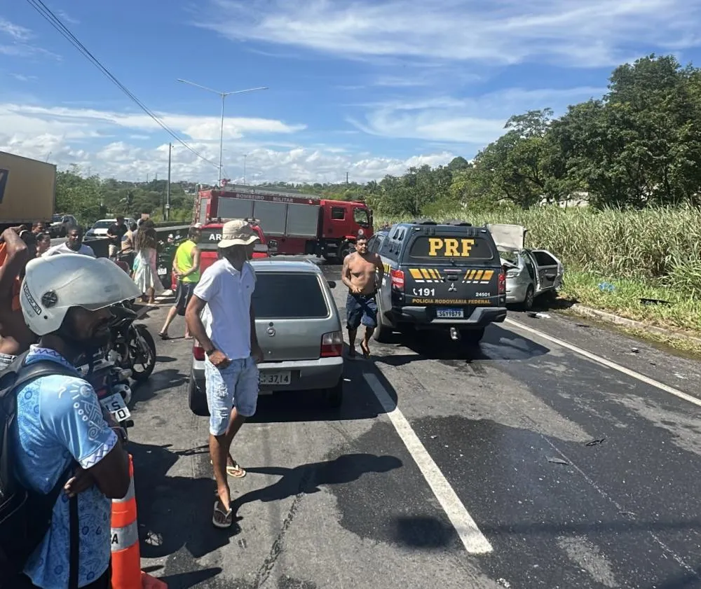 Engavetamento com 13 veículos deixa feridos e provoca caos na BR-324, em Simões Filho