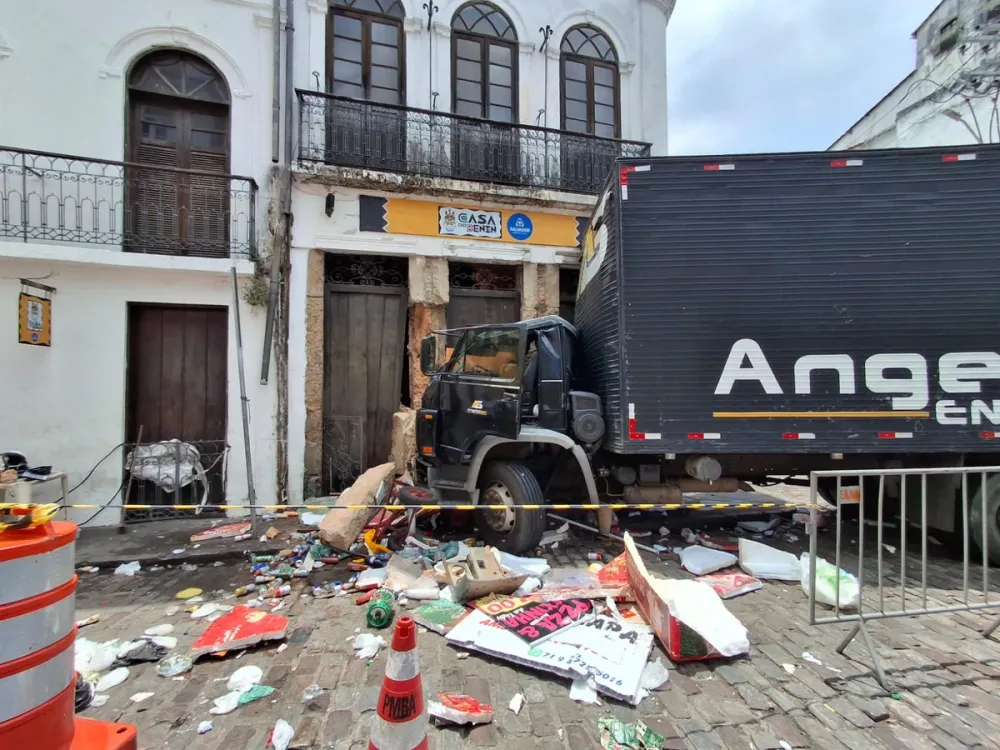 Caminhão desgovernado atinge barracas e prédio histórico no Pelourinho durante a madrugada
