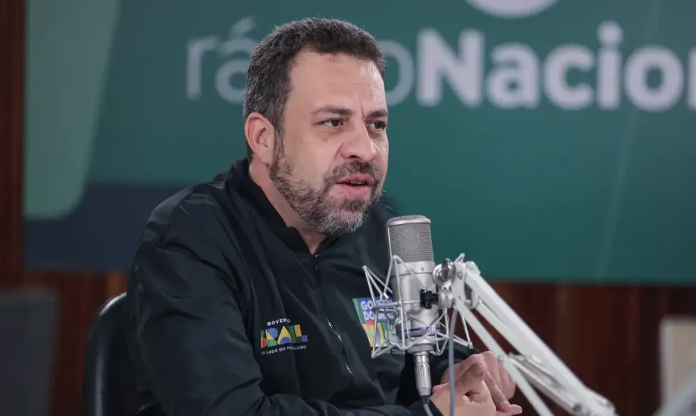 Acabar com a escala 6x1 é prioridade do governo, afirma Boulos