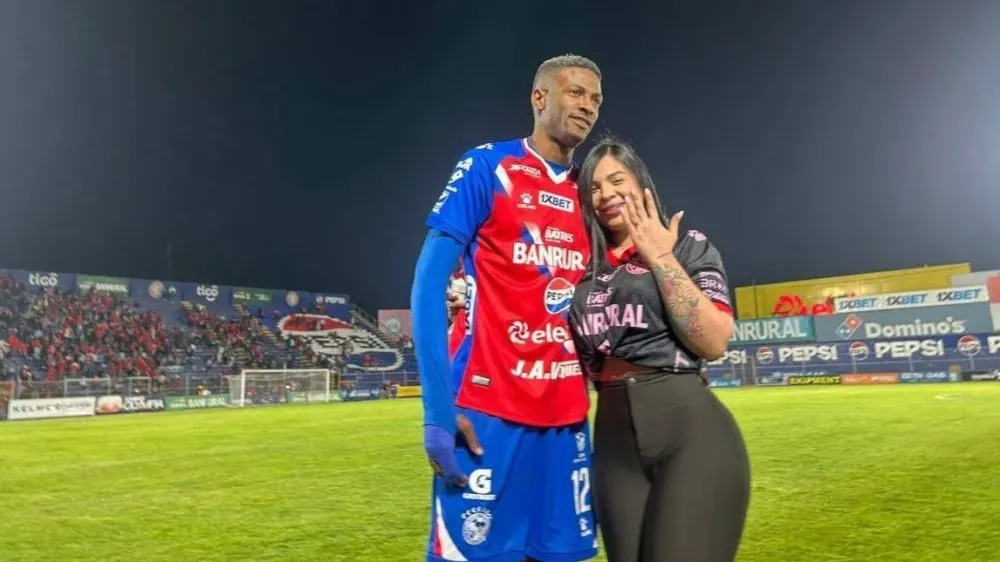 Jogador faz pedido de casamento no campo e anuncia término em 3 dias