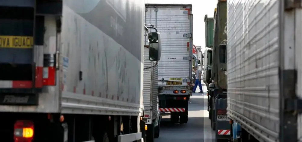 Senado aprova PEC que garante pontos de descanso para motoristas