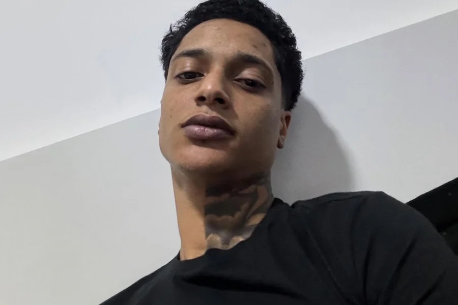 Foragido, Oruam ignora Justiça e surge de tornozeleira em novo clipe