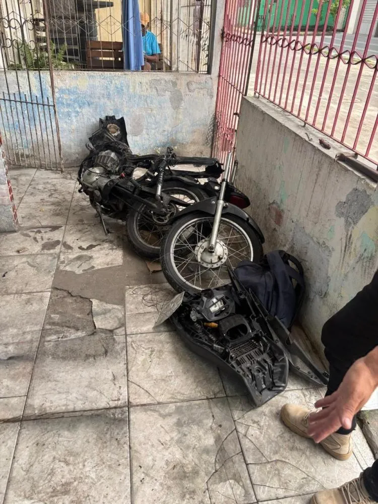 Suspeito é preso em flagrante enquanto desmontava moto com numeração raspada em Camaçari 