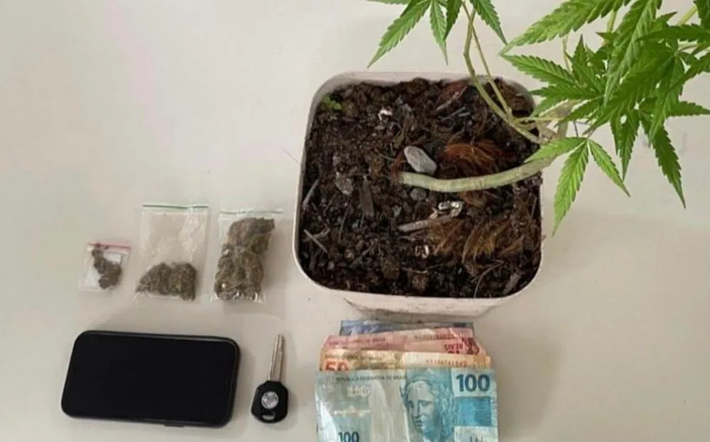 Homem é preso por tráfico de drogas no bairro Leandrinho