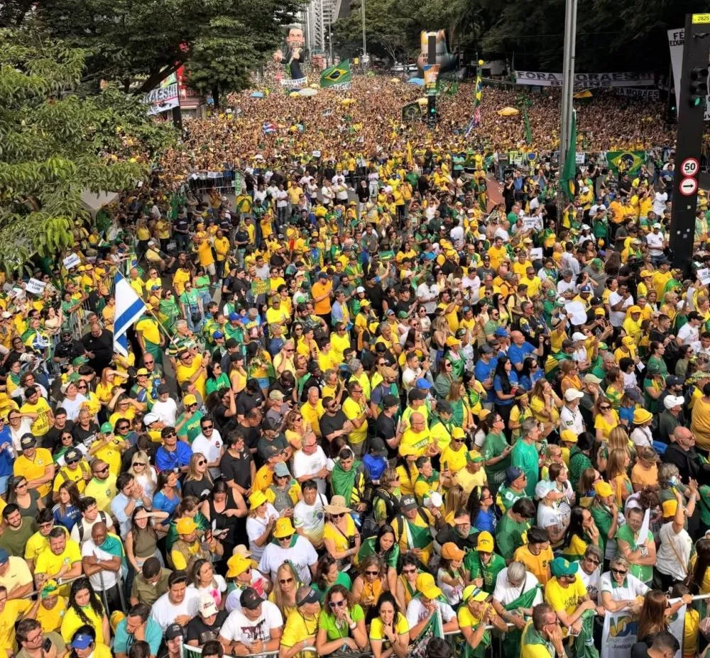 Ato contra Lula e STF reúne Flávio Bolsonaro, Nikolas Ferreira, Caiado e Zema na Paulista