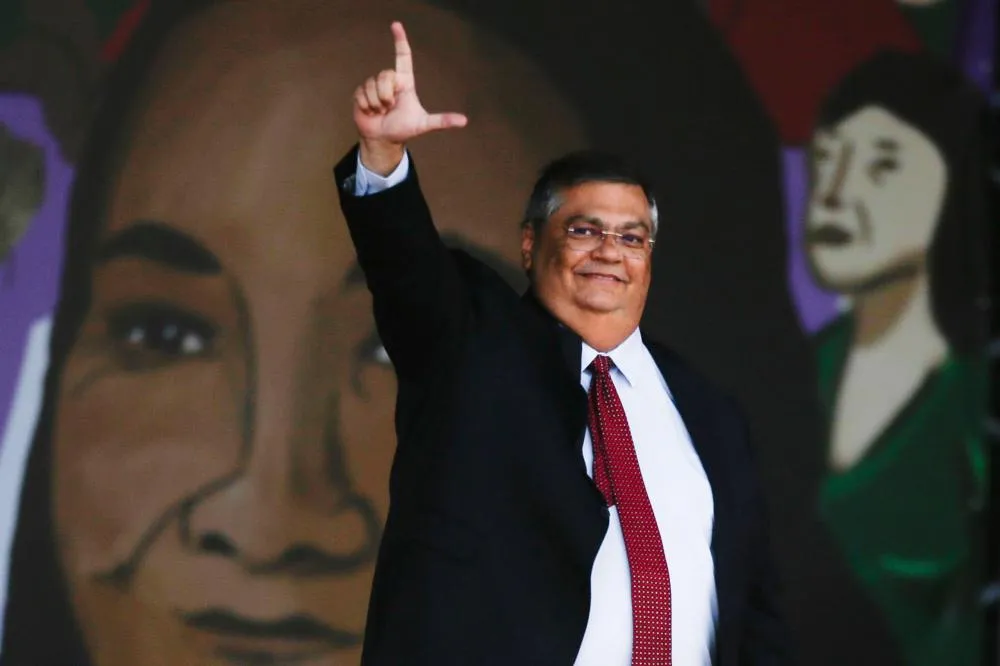 Dino suspende quebra de sigilo de Lulinha na CPMI do INSS