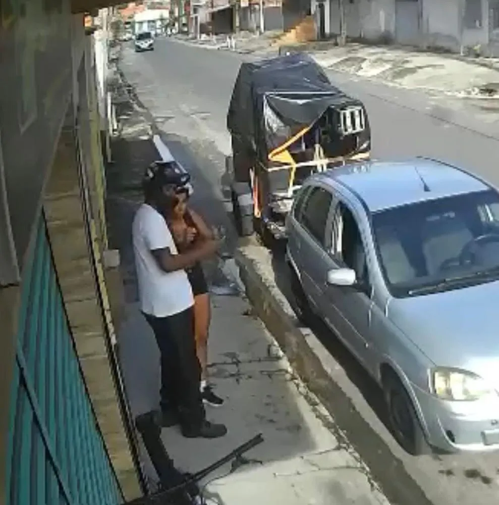 Assaltante dispara tiros e rouba celular de mulher no bairro Phoc 1