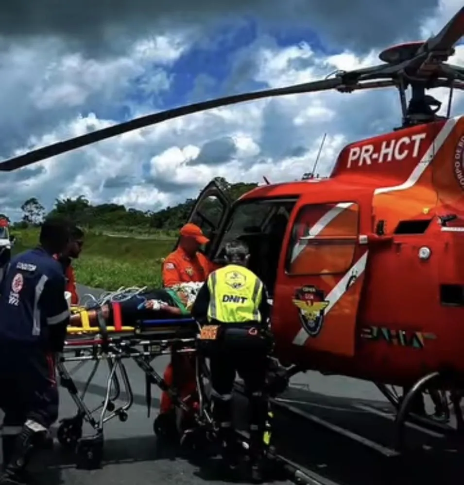 Carro capota na BR-324 e helicóptero do Corpo de Bombeiros resgata vítima em Candeias