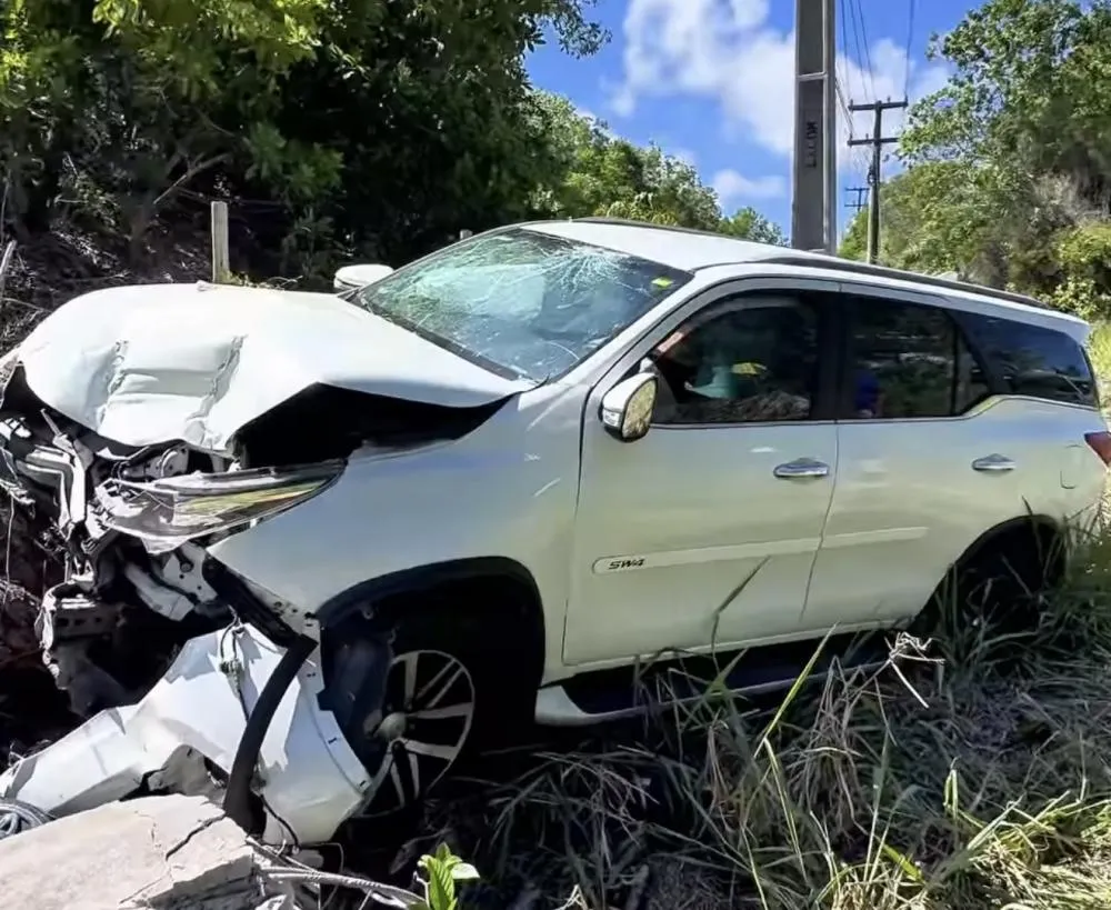 Veículo é encontrado abandonado após colisão na rotatória de acesso à Costa do Sauípe