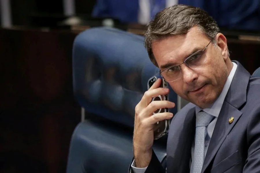 Flávio Bolsonaro pede renúncia de Alexandre de Moraes após revelação de mensagens com Vorcaro