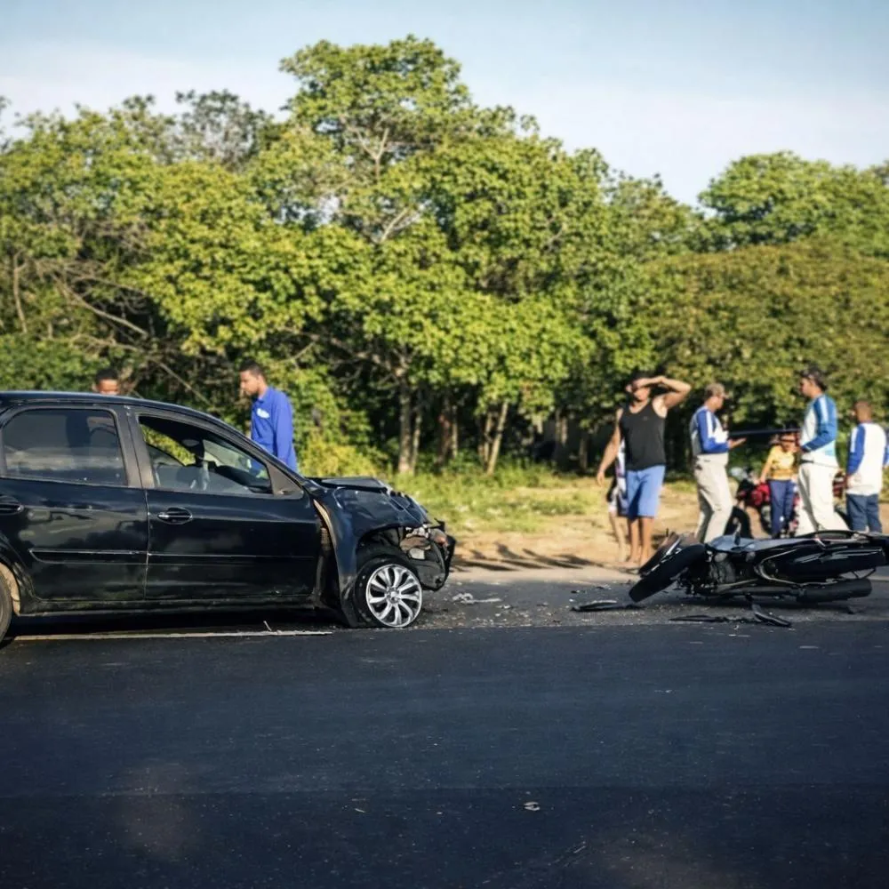 Colisão entre carro e motocicleta deixa quatro feridos na BA-099, em Mata de São João