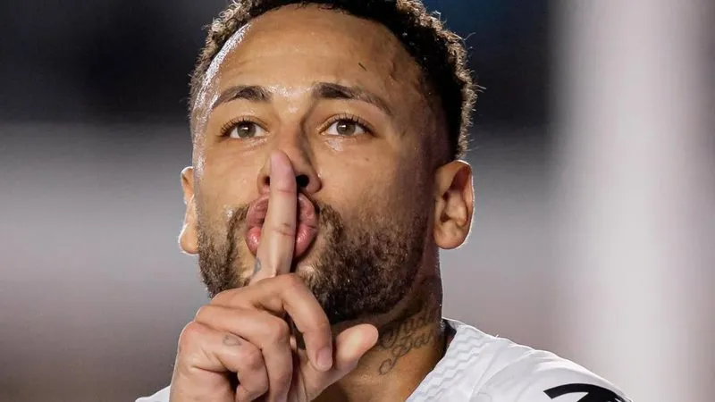 Neymar se explica após curtida em foto de influenciadora: 'Foi sem querer'