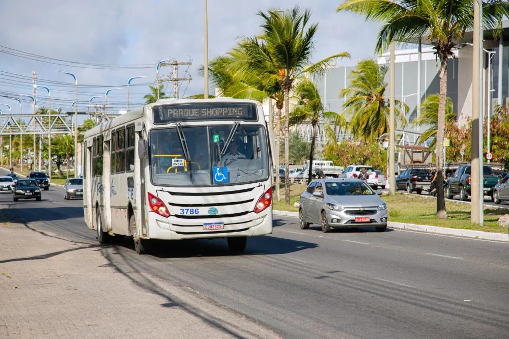 Decreto garante parada fora de ponto para mulheres no transporte público de Lauro de Freitas