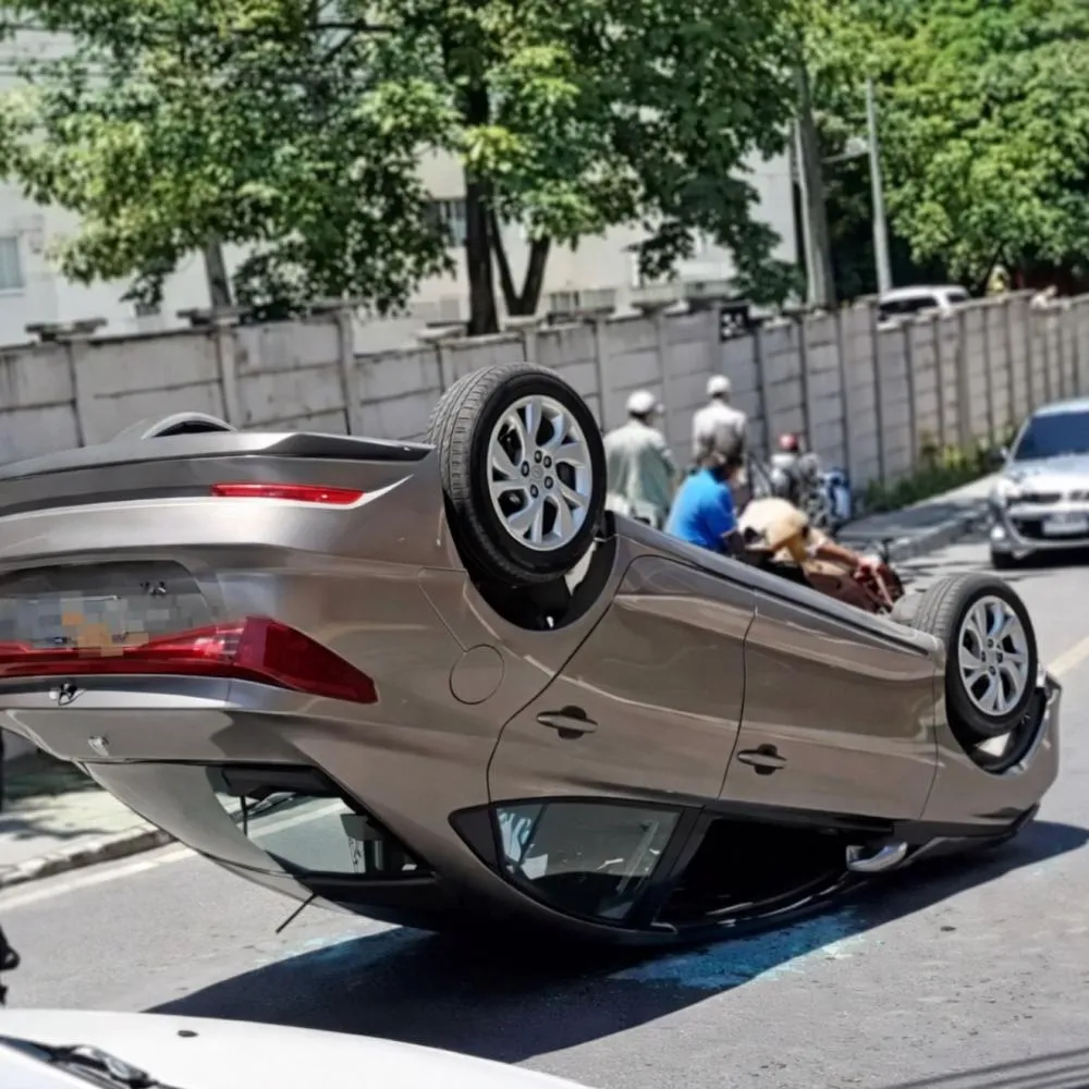 Carro capota após motorista perder controle da direção no bairro Caji