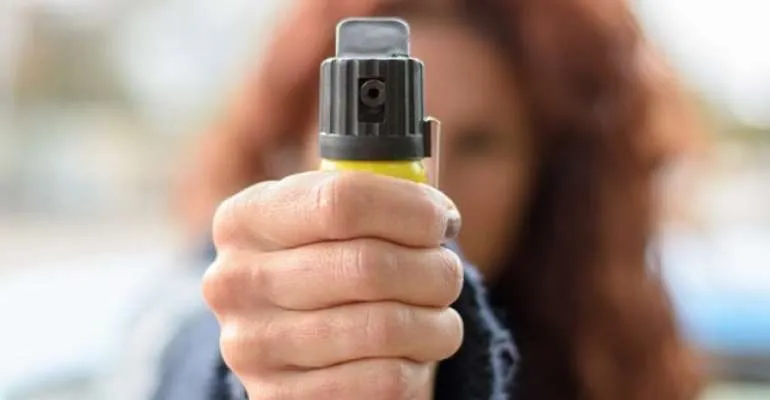 Câmara aprova projeto que libera spray de pimenta para mulheres a partir de 16 anos