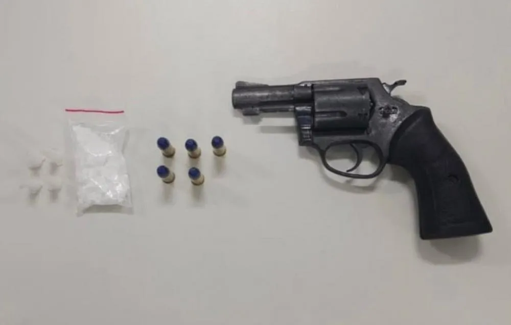 PM apreende arma de fogo e drogas após perseguição no bairro Parque Petrópolis