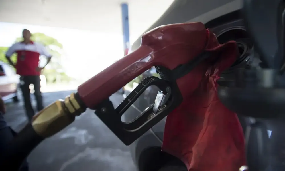 Lula zera imposto e subsidia diesel para conter alta do petróleo