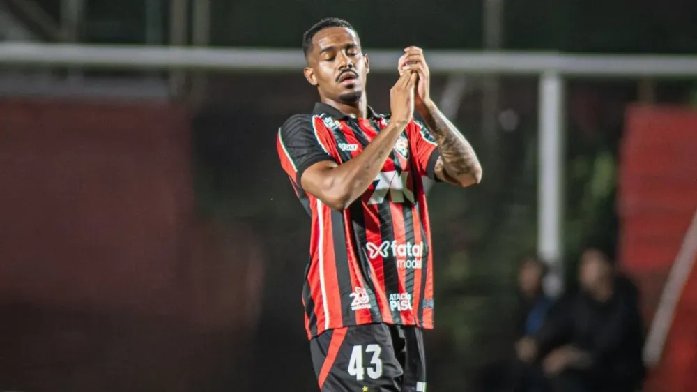 Edu, do Vitória, está fora da temporada após lesão