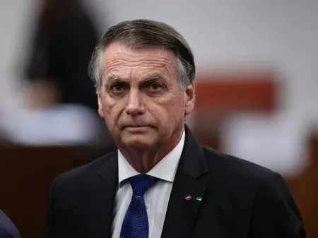 Bolsonaro está na UTI com broncopneumonia, diz boletim médico