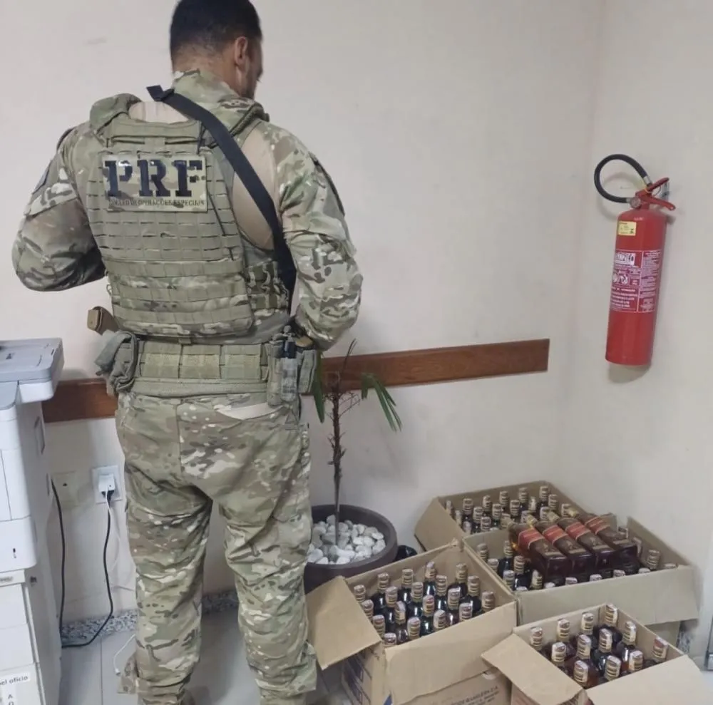 PRF apreende 90 garrafas de whisky com indícios de adulteração em rodovia