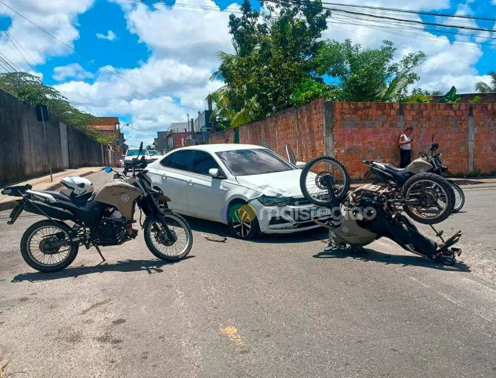 Colisão entre carro e moto deixa dois policiais militares feridos em Camaçari