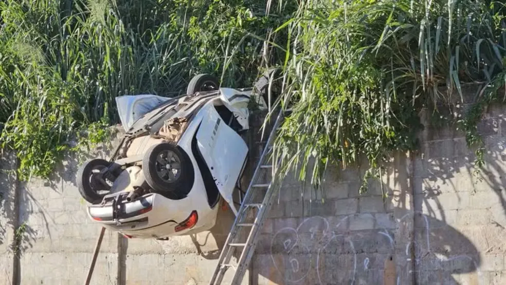 Carro cai de altura de cerca de 17 metros e deixa adolescente preso às ferragens em Salvador