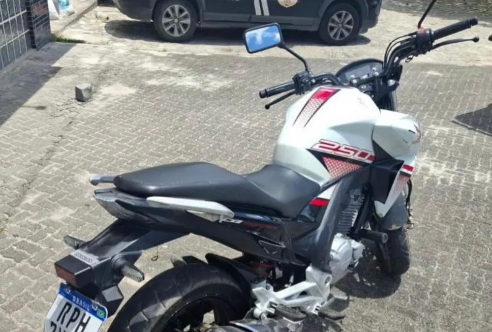 Motocicleta com restrição de roubo é recuperada no bairro Entroncamento