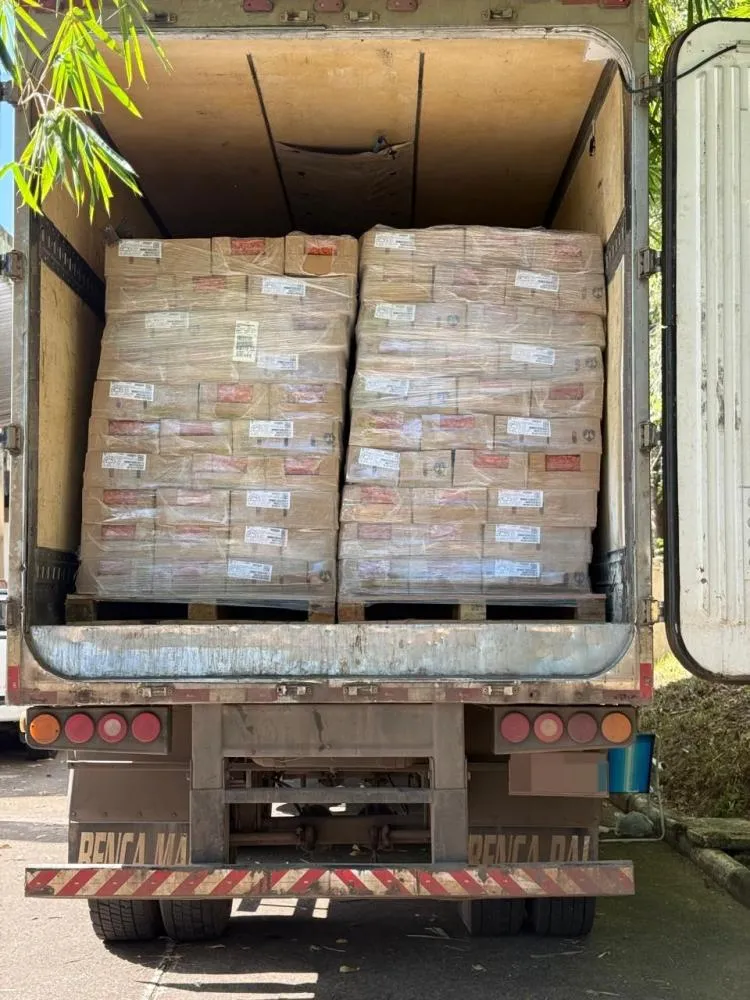 Caminhão com 25 toneladas de salsicha vencida é apreendido pela polícia na BR-324