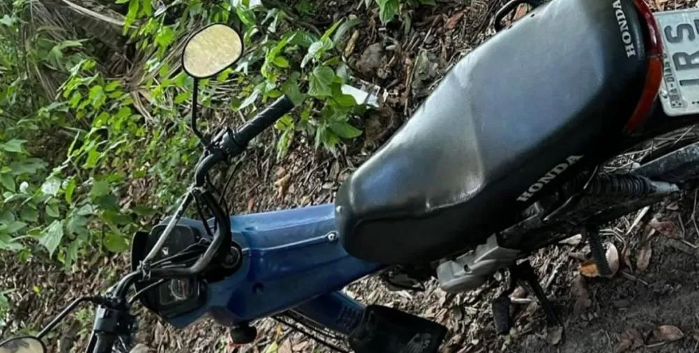 Suspeitos atiram contra PM e abandonam moto roubada em Dias d'Ávila