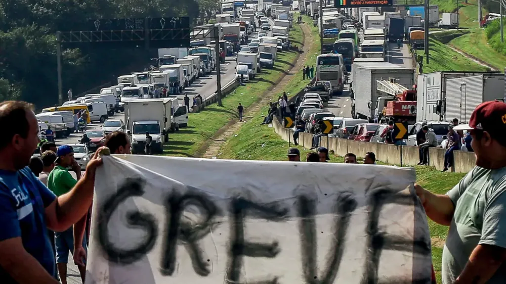 Caminhoneiros ameaçam greve nacional diante da alta do diesel