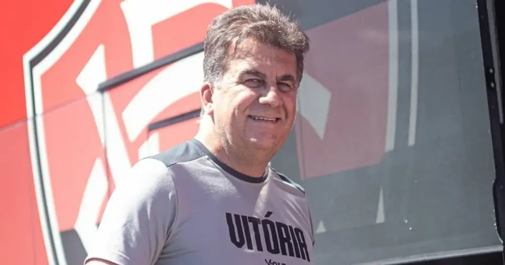 Fábio Mota diz que Vitória busca zagueiro e atacante, mas adota cautela: “Não adianta trazer por trazer”