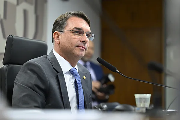 Flávio inicia pré-campanha no Nordeste com defesa de domiciliar para Bolsonaro