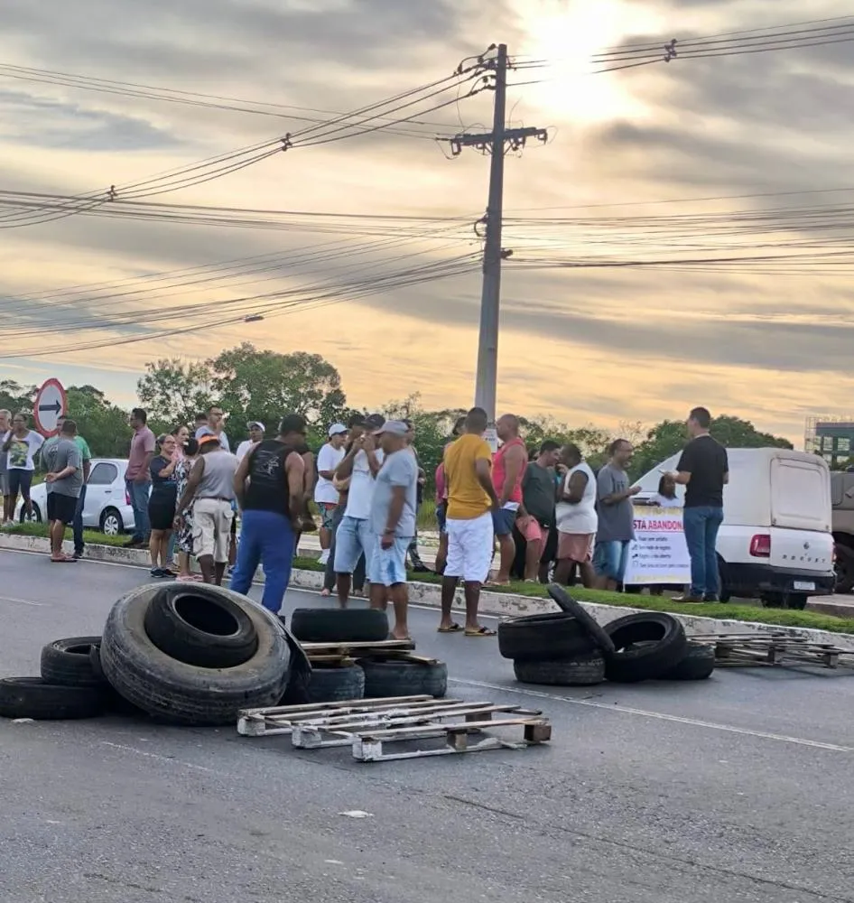 Moradores bloqueiam Avenida Jorge Amado e denunciam abandono total no Parque das Palmeiras