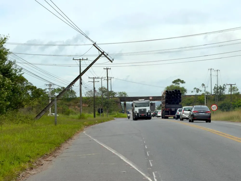 Fornecedoras de internet entram em alerta após poste ceder na BA-093 em Dias d’Ávila