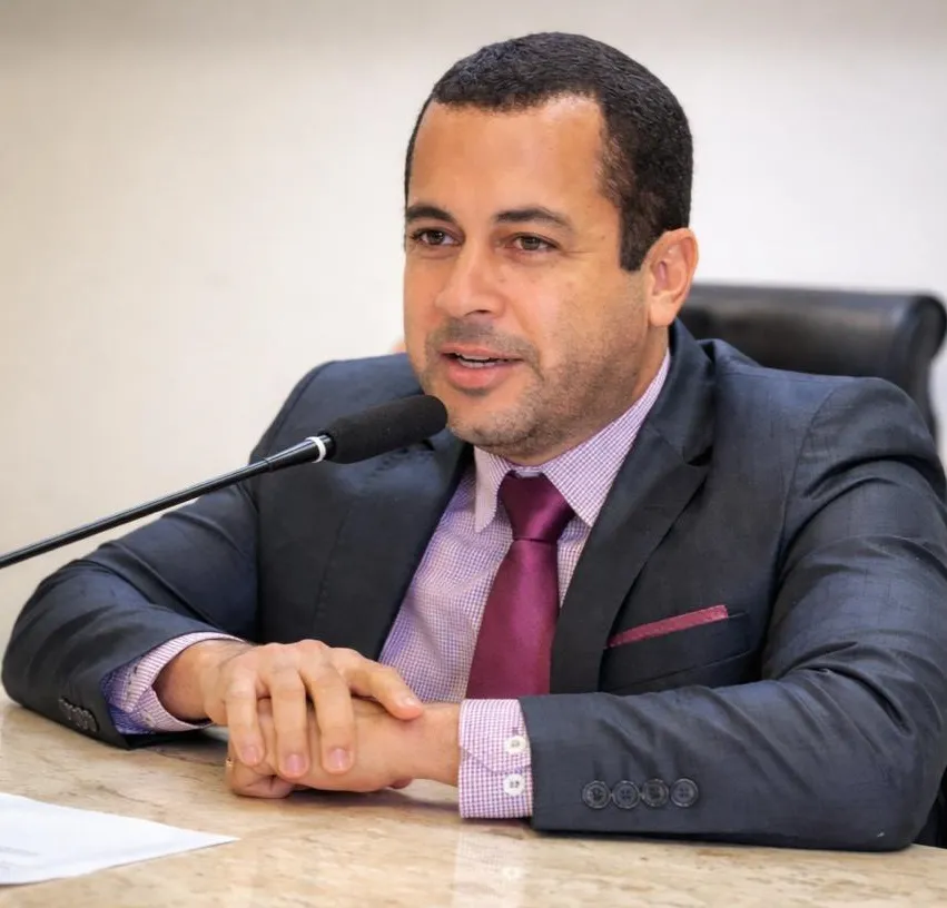 Marcus Theófilo apresenta indicação de curso preparatório para concurso e fardamento de monitores