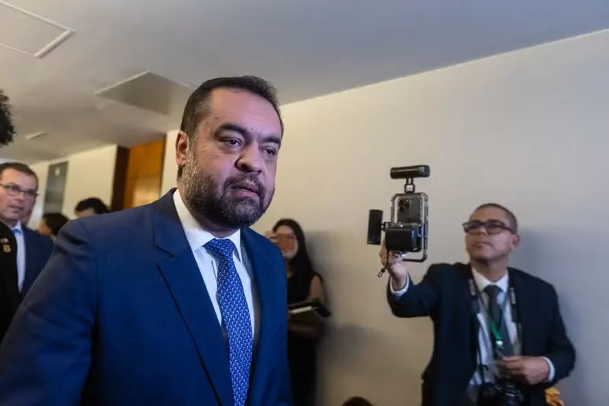 Cláudio Castro renuncia ao governo do Rio na véspera de julgamento no TSE