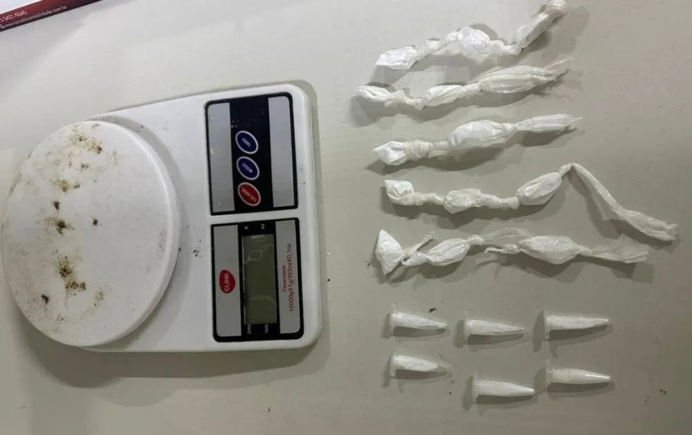 PM prende homem com mandado em aberto e apreende drogas em Porto de Sauípe, em Entre Rios