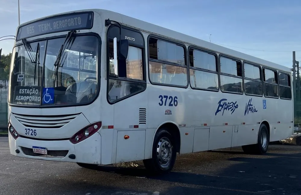 Motorista é atacado por passageira com golpes de faca dentro de ônibus em Lauro de Freitas