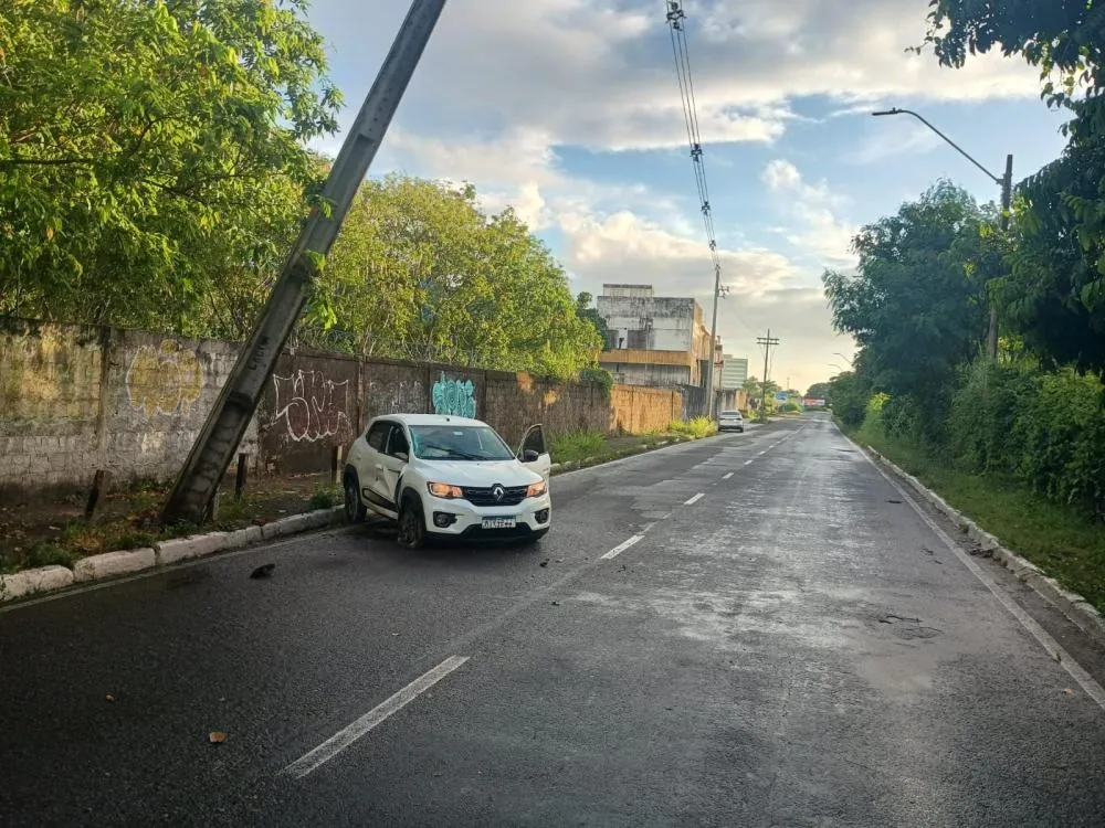Acidente com vítima e risco de queda de poste mobilizam equipes no Centro de Lauro de Freitas