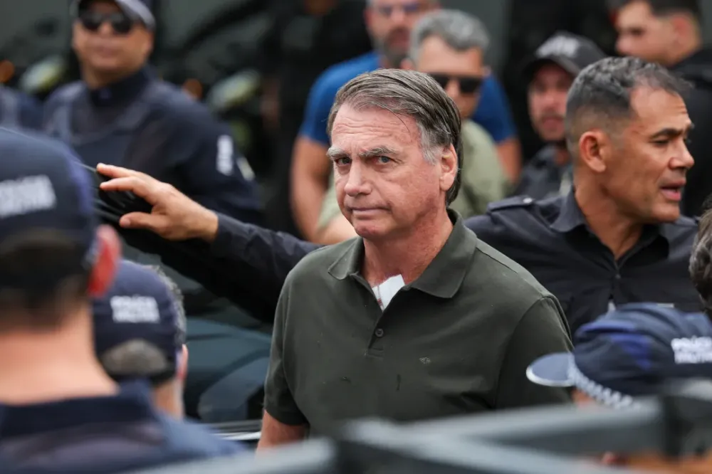 Jair Bolsonaro recebe alta e começa prisão domiciliar em Brasília