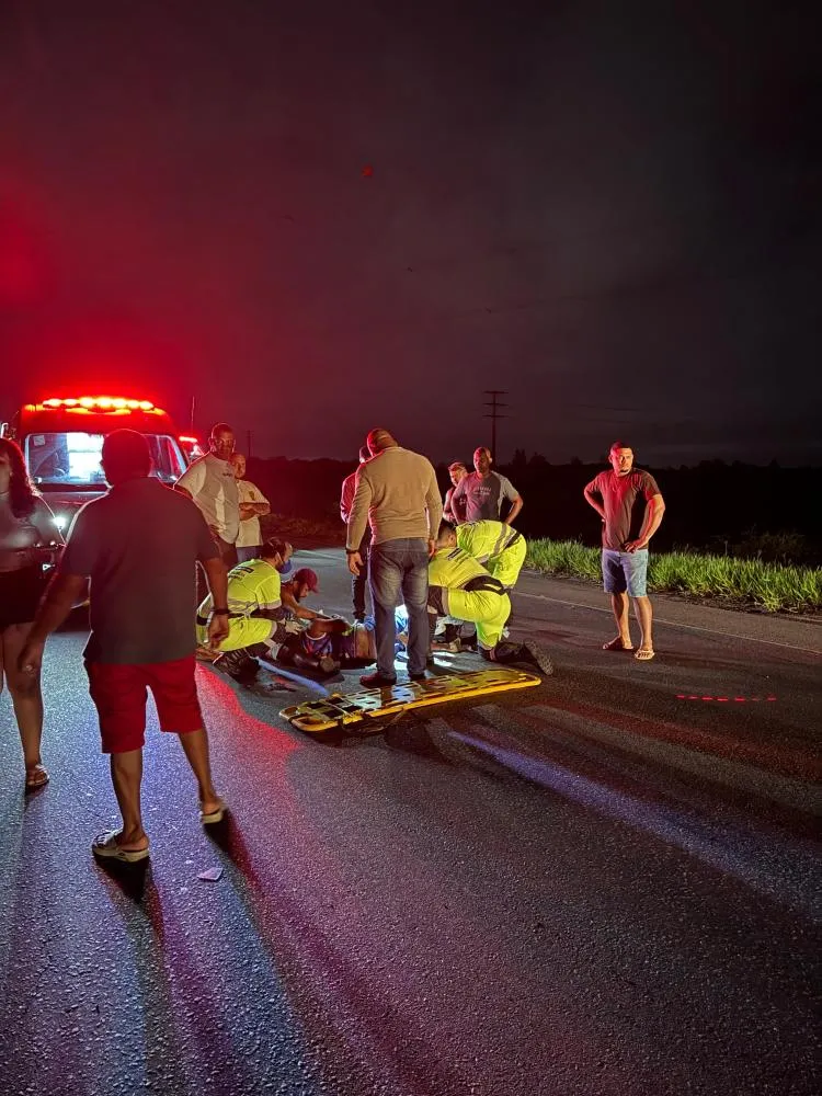 Colisão entre moto e carro deixa homem gravemente ferido na BA-093