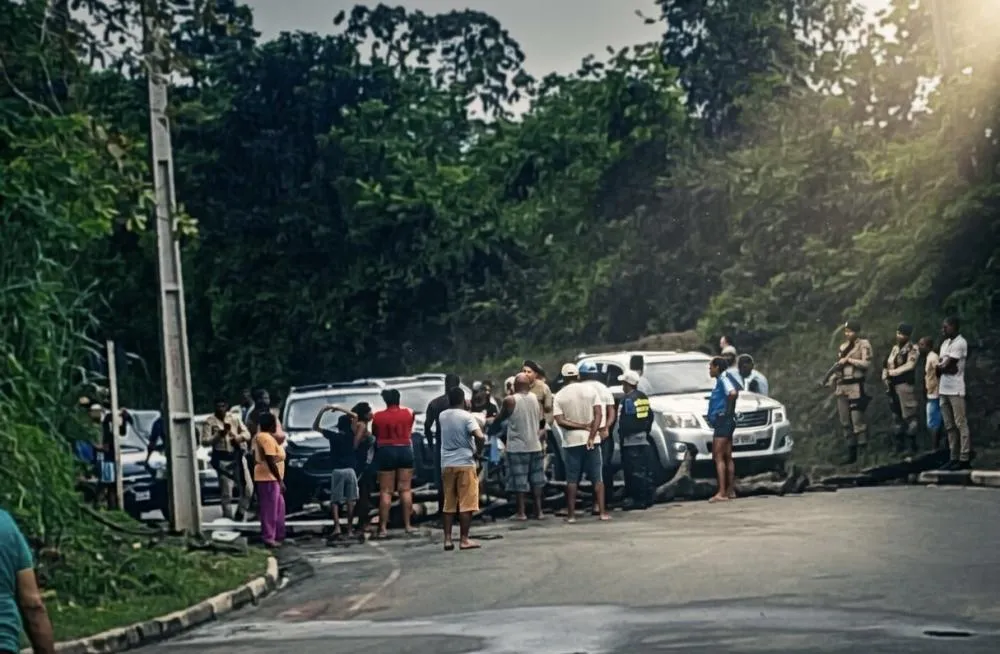 Revolta por falta de energia leva moradores a fechar estrada em Mata de São João