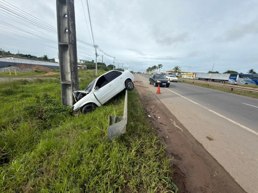 Motorista perde controle e destrói carro ao colidir com poste na Via Parafuso