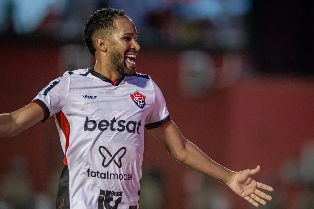 Ex-atacante do Vitória é anunciado pelo Santa Cruz para a Série C