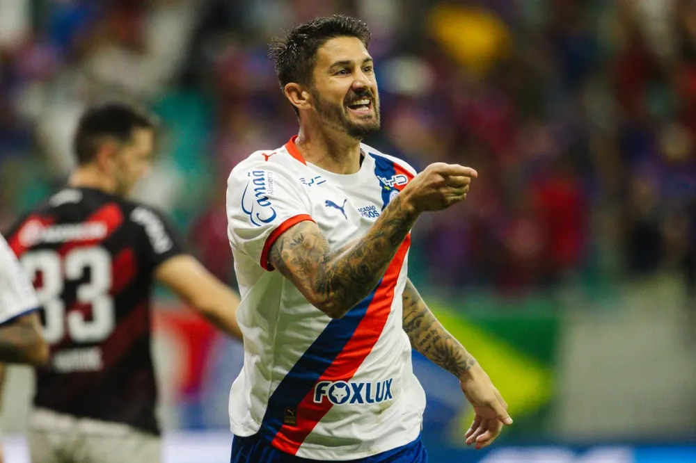 Everaldo brilha, Bahia vence Athletico-PR e encosta no topo da Série A