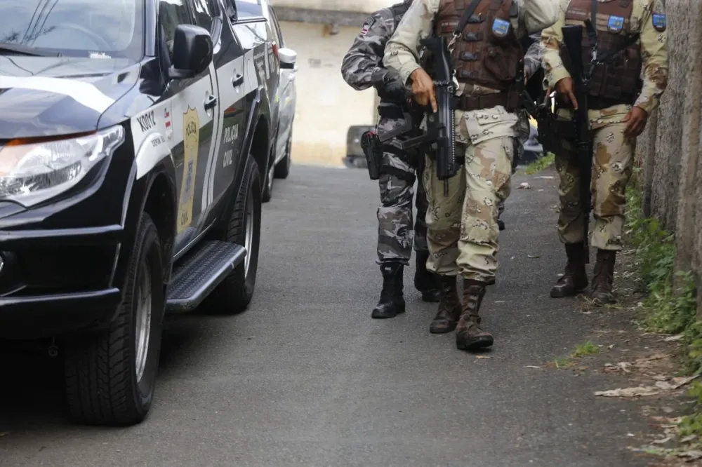 Três policiais são baleados em troca de tiros e ônibus têm circulação suspensa em Lauro de Freitas