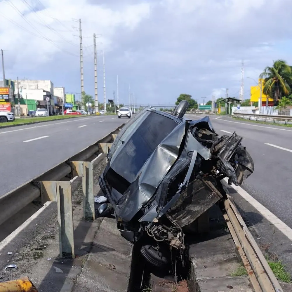 Carro fica destruído após motorista perder controle na Estrada do Coco, em Camaçari
