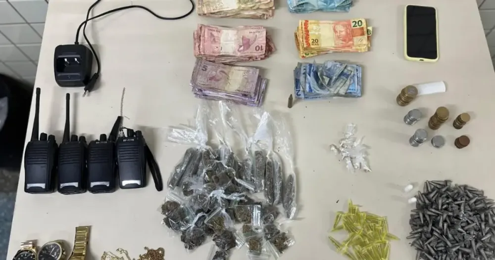 Adolescente é apreendido com drogas, dinheiro e rádio comunicador em Lauro de Freitas